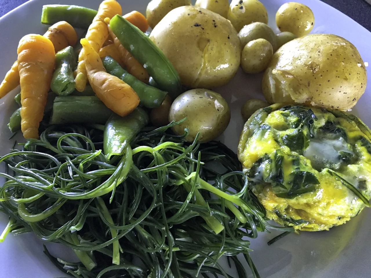 Finally making it to the table sprinkled with lemon juice and a glug of olive oil, served with Colleen potatoes, Jessy sugar snap peas and carrots from the garden. The muffin on the right comprises garden spinach & onions, Roquefort cheese and egg. C’était trop bon.