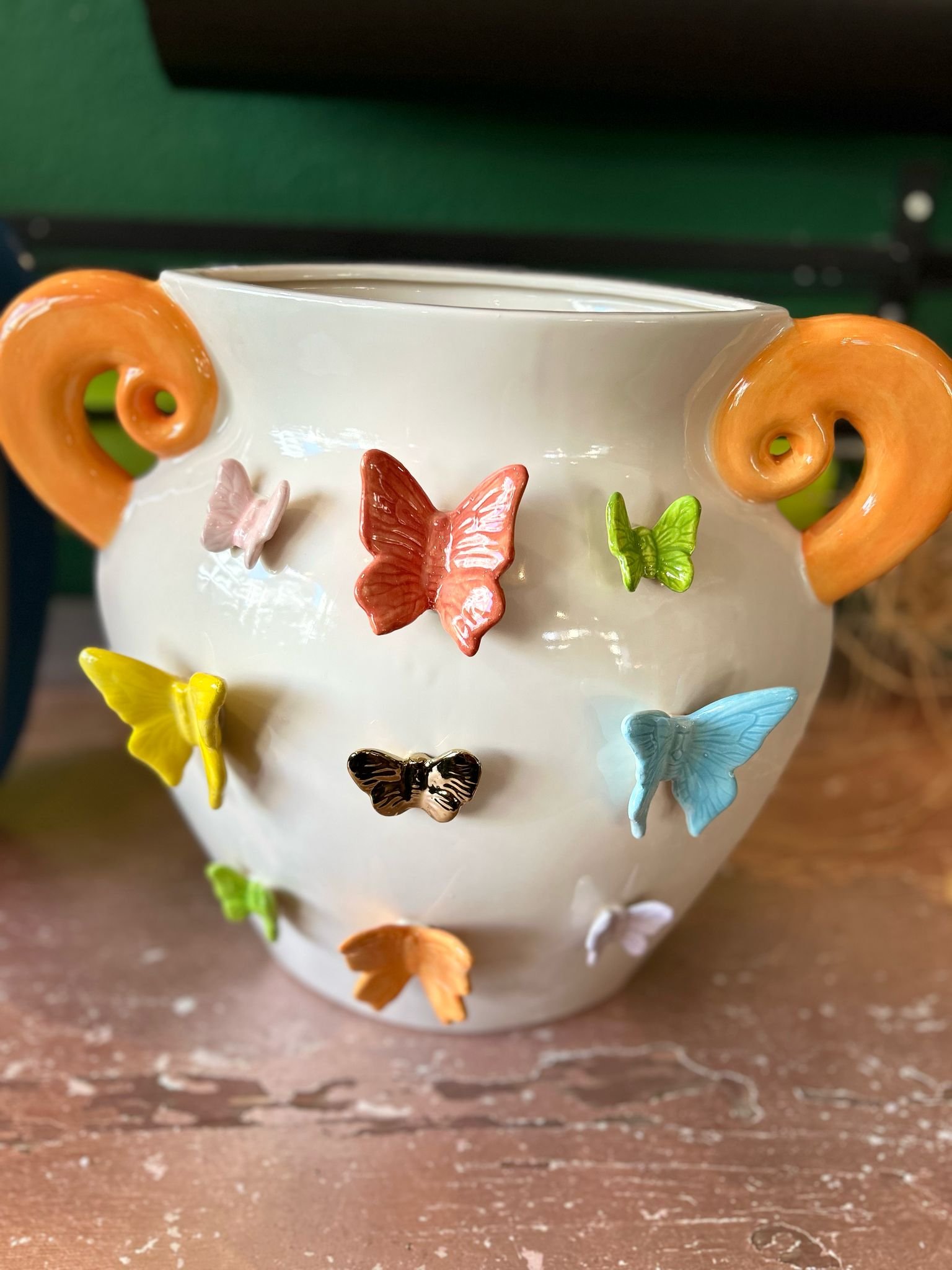 Vazen Atelier Vases butterflies handmade decoration