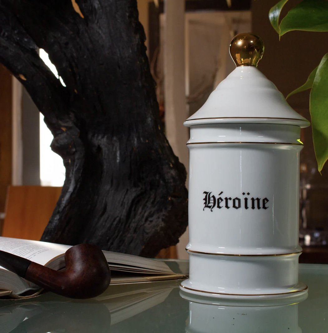 Pot d’apothicaire alba ignis drogueries héroïne décalé porcelaine limoges