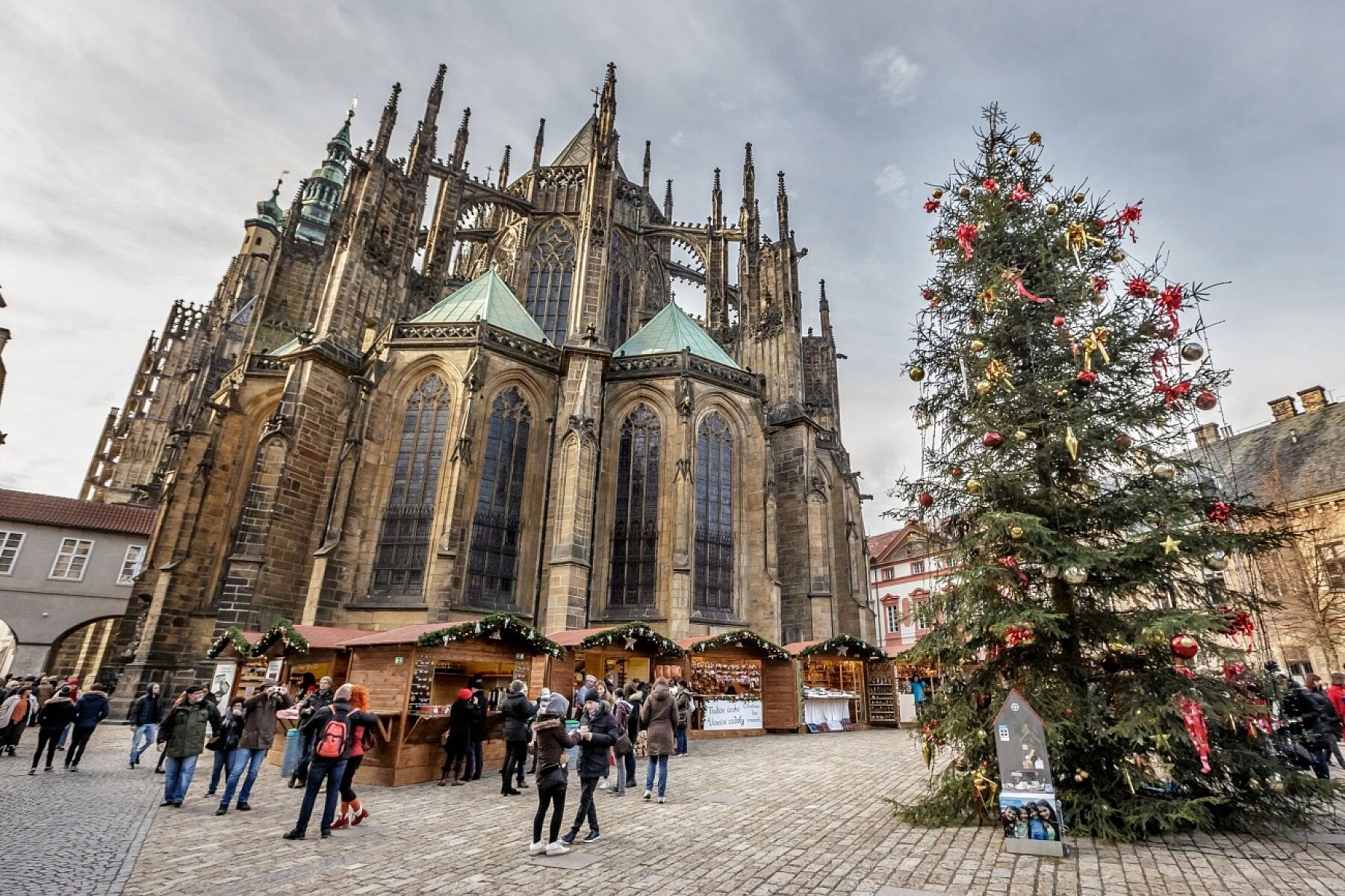 prague christmas market castle2-resize~christmas-markets-in-prague.jpg