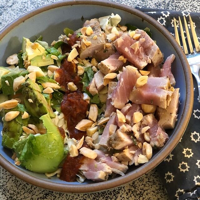 Does anyone else use salsa as a salad dressing? I love my miso ginger and lemon vinaigrette, but sometimes I want more kick with my greens. Today my fave @tenayosalsa is boosting the flavors in a bagged greens mix (cabbage, romaine, carrot, cilantro)