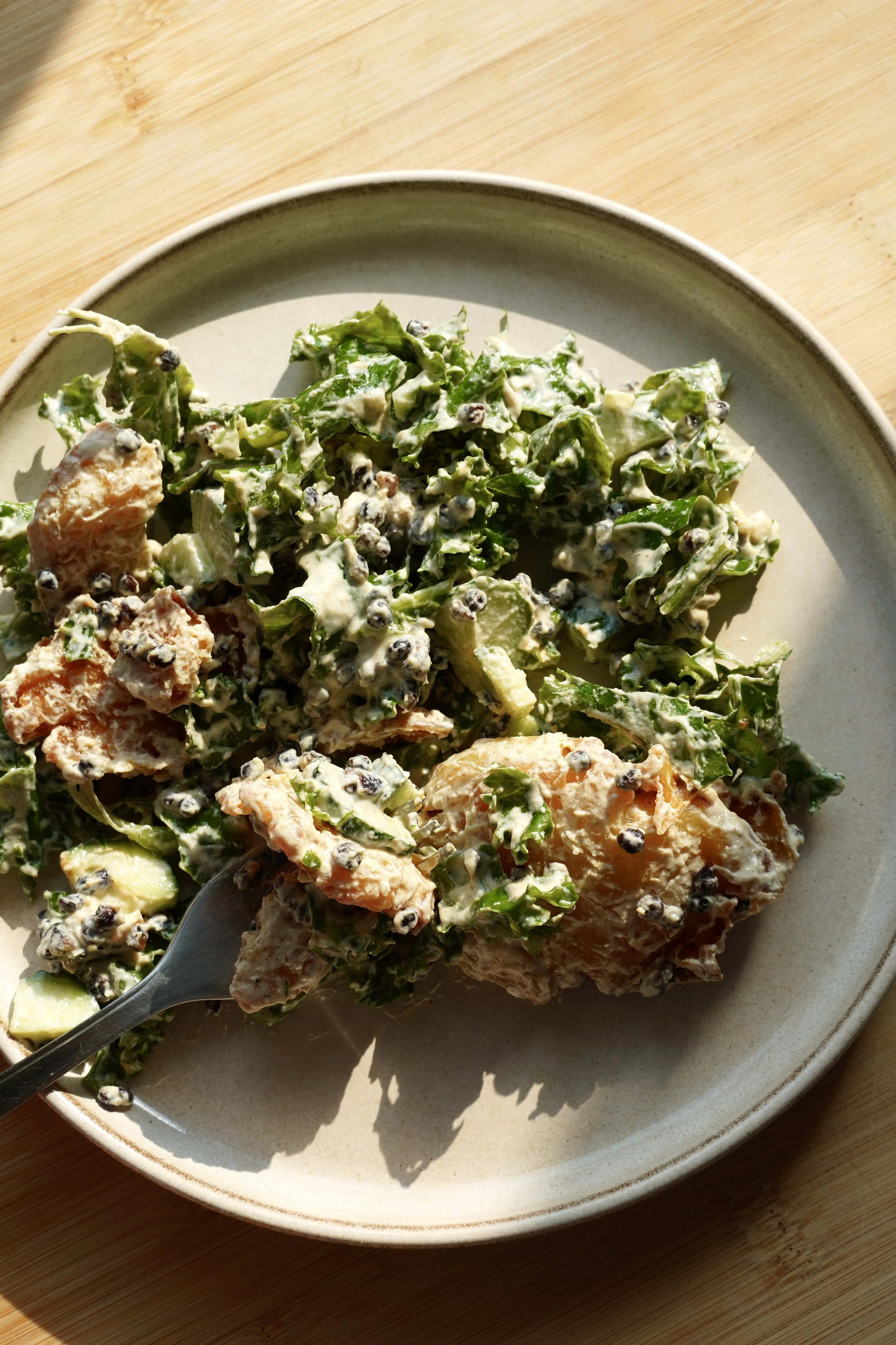 Kale kopūsto, bulvyčių ir traškių lęšių salotos