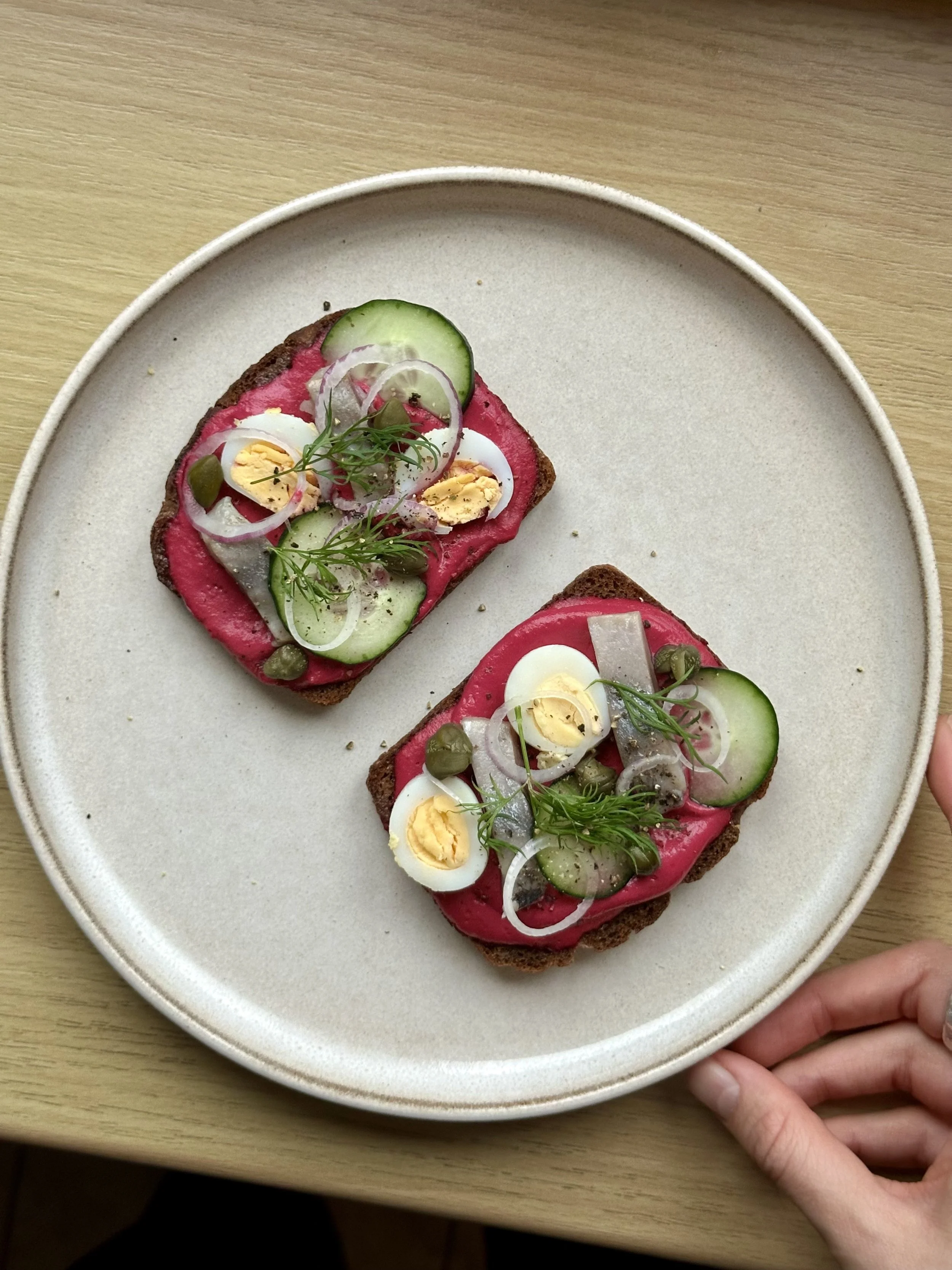 Sumuštinis su burokėlių kremu ir silke