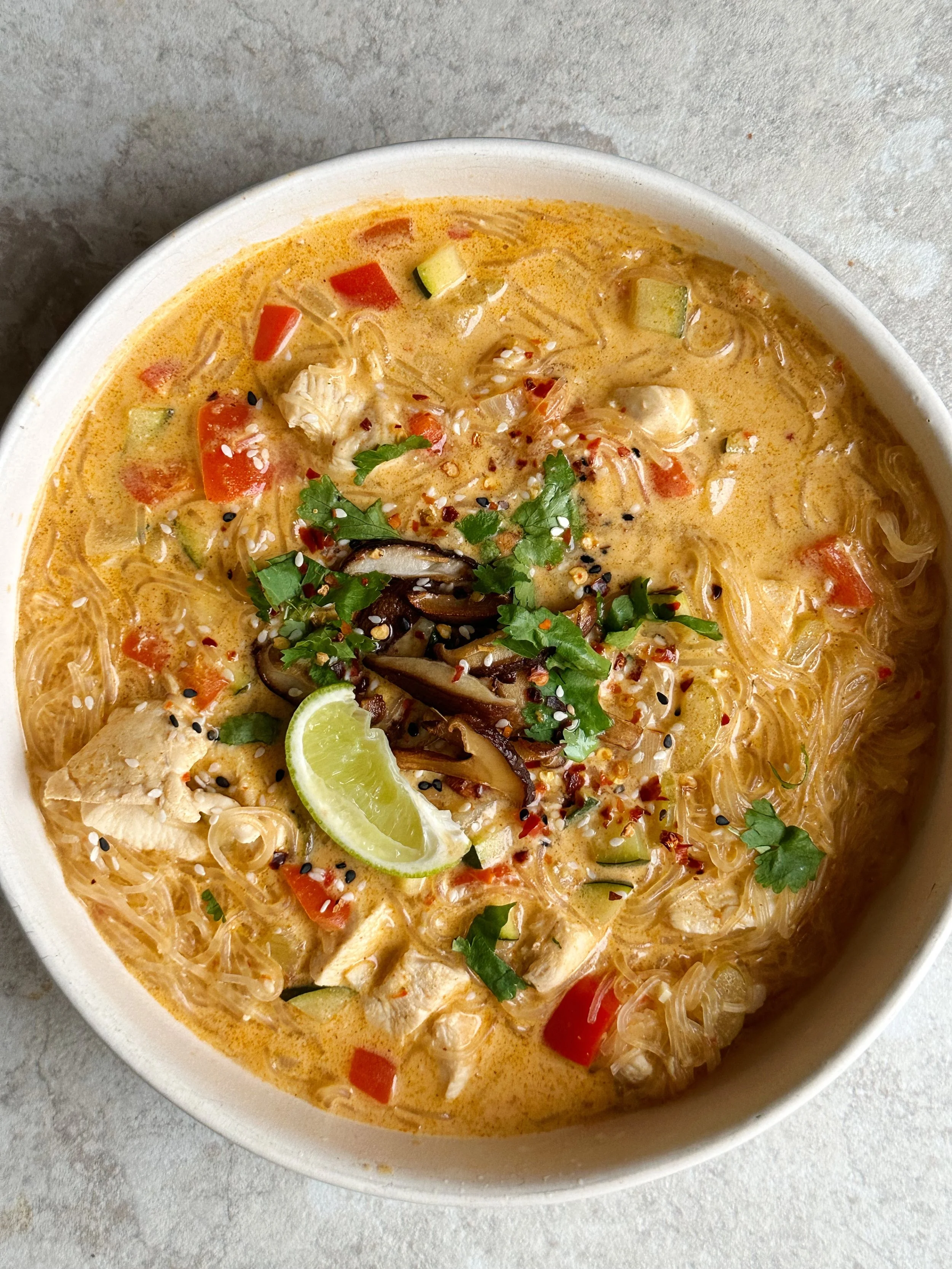 Raudonojo kario sriuba su vištiena ir daržovėmis