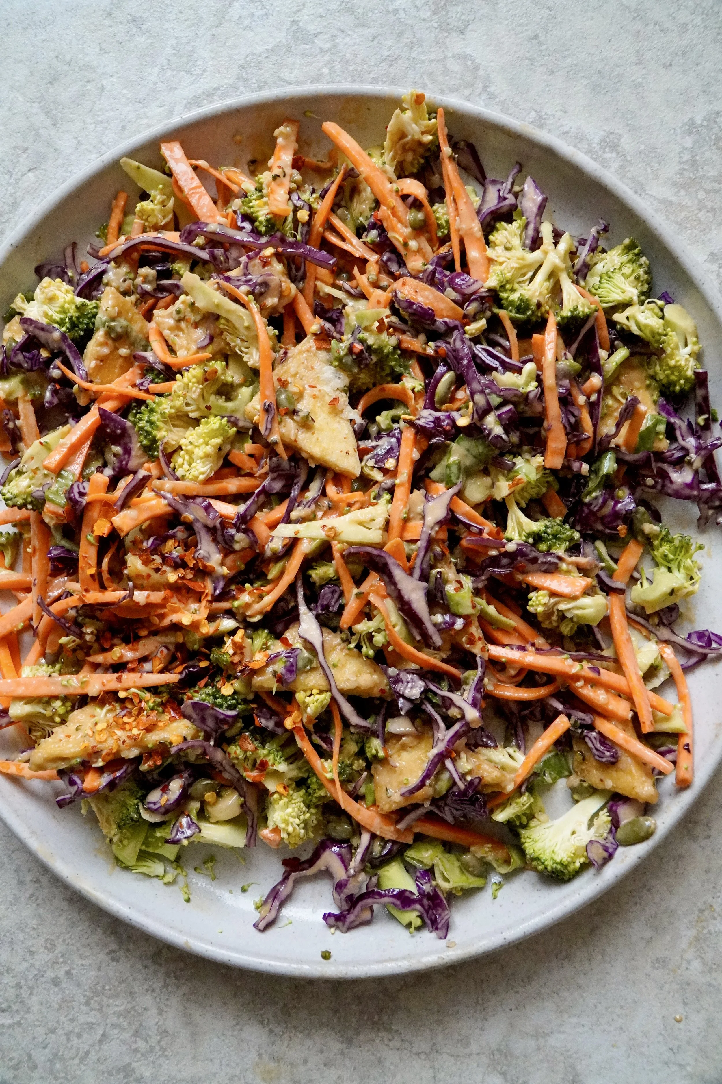 Salotos su skaniausiu riešutų kremo padažu