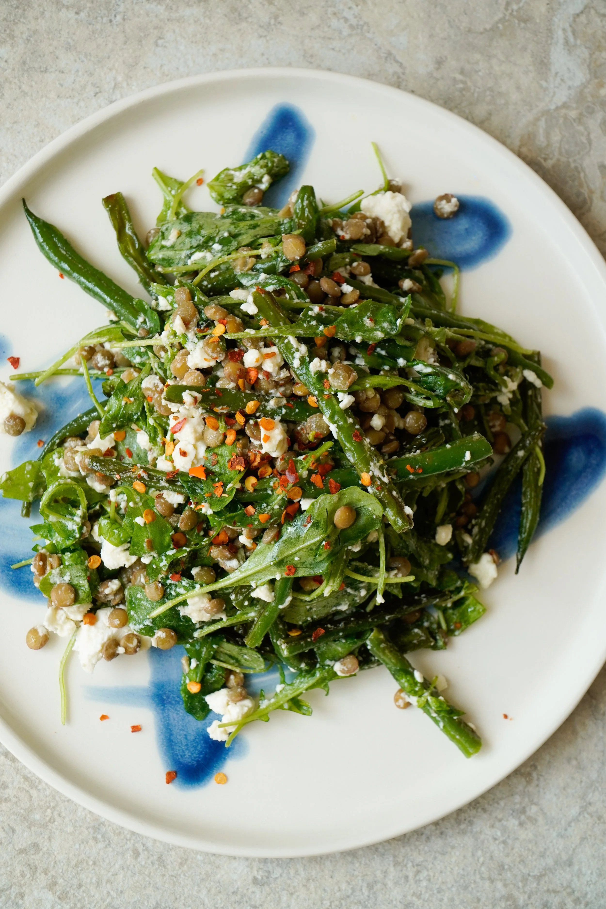 Lęšių, fetos ir šparaginių pupelių salotos