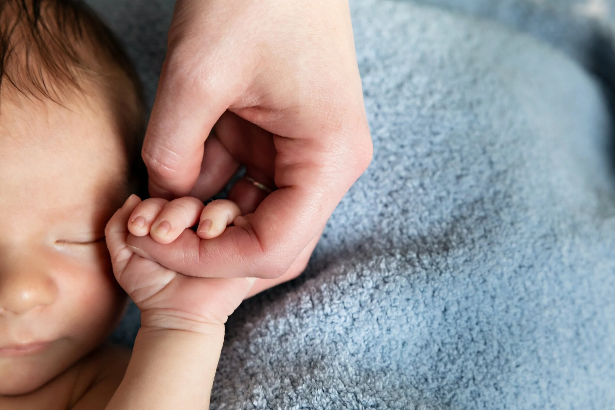 Newborn Baby Sessions: No Props, Minimal Posing | Minneapolis Little Ones Photography