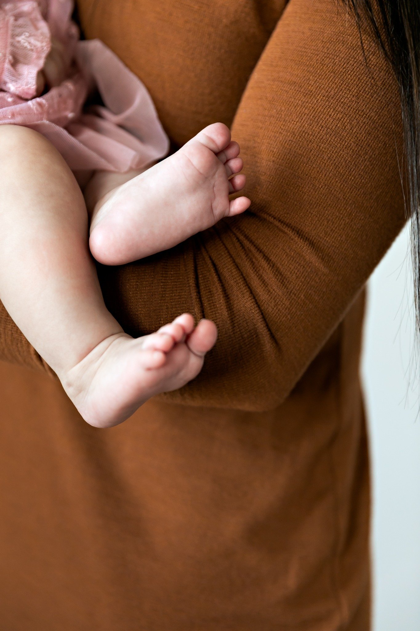 From those first sleepy newborn cuddles to their big one-year milestone, capture every magical moment with my New Arrival Collection.

The new Arrival Collection FIVE collection comes with 5 sessions (maternity, newborn, 3-5 months, 6-9 months, and o