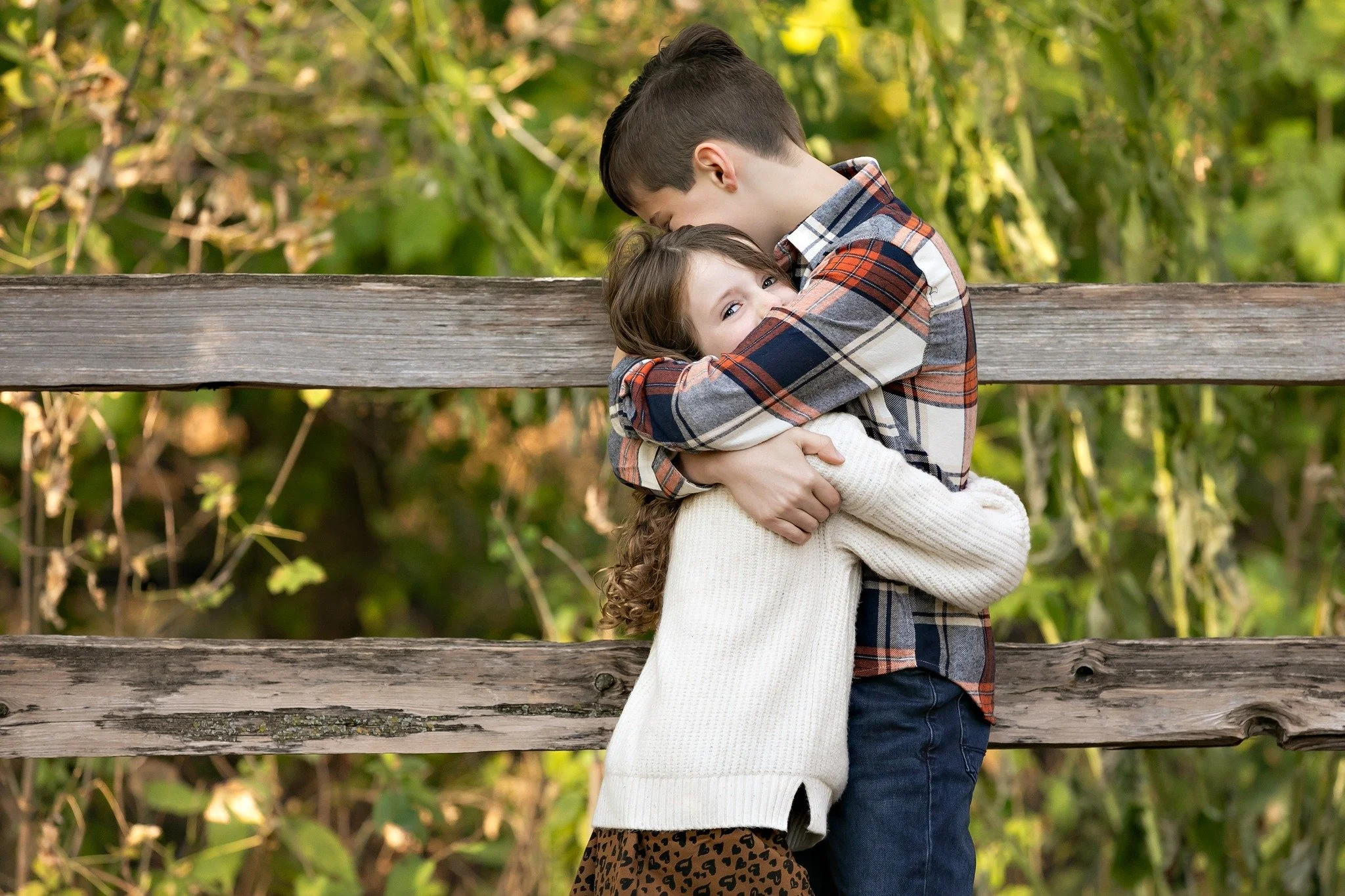 Built-in best friends 💛 

(When sibling hugs are this cute, you have to frame it... Did you know I can also print photos for you after I send you the gallery? 100%!)