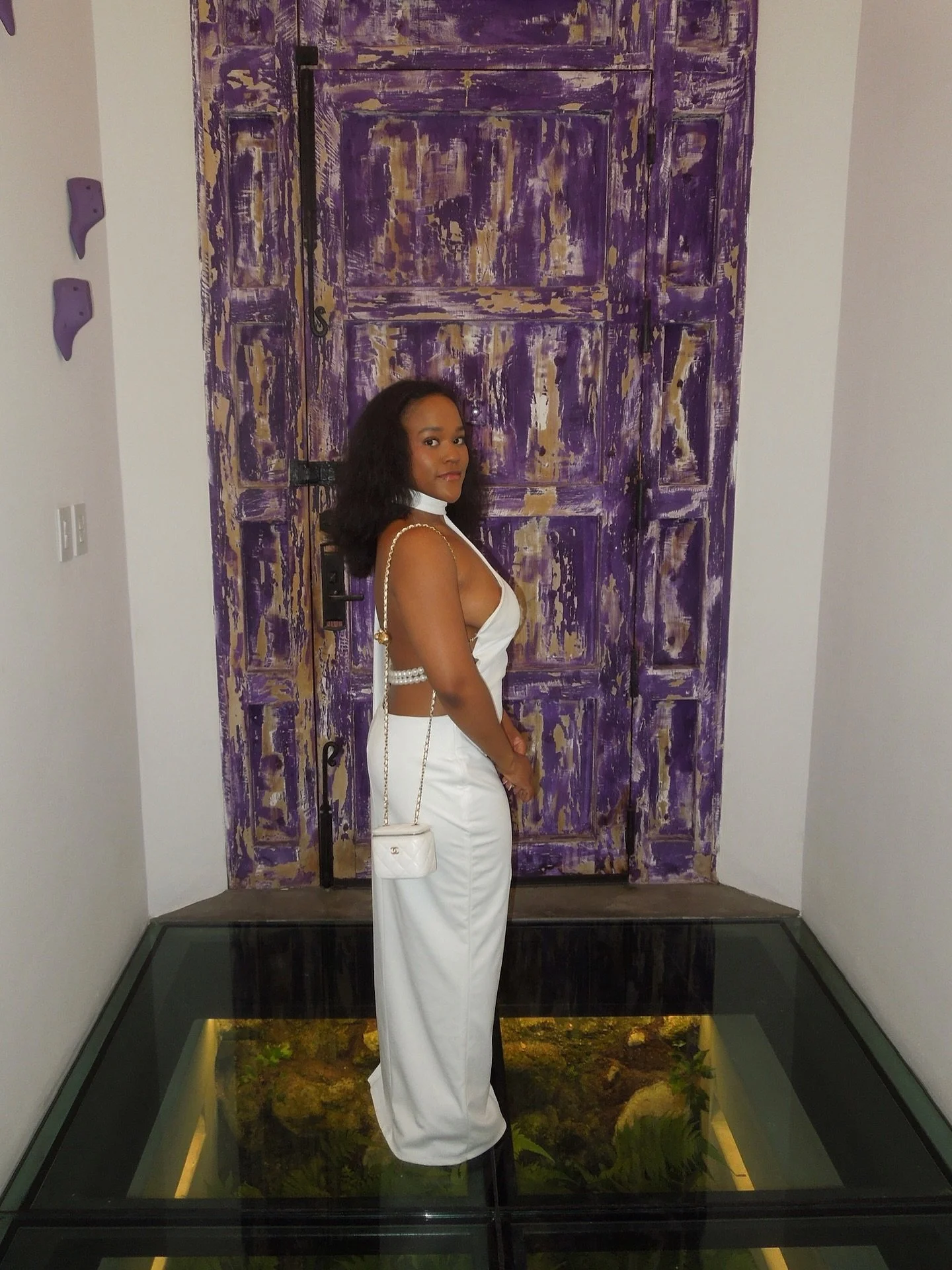 the bride has checked in to the wedding weekend 👰🏾&zwj;♀️ ✈️ 

arrival dinner look:
dress: @khanums 
heels: @jimmychoo 
back: the gym 
photog: @janelle_monet_