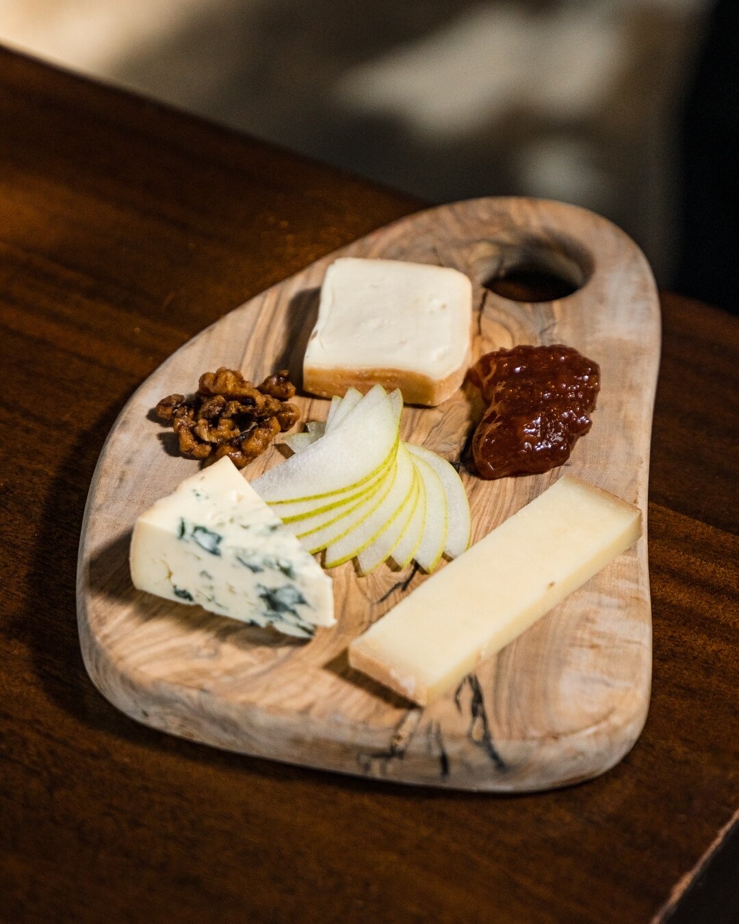 Thursdays are cheese nights at Au Comptoir, where we serve a special selection of our favourite cheeses with some housemade sides, rolled to your tableside on our vintage cheese cart.⁠
⁠
Perfect snack after the beach or park ☀️