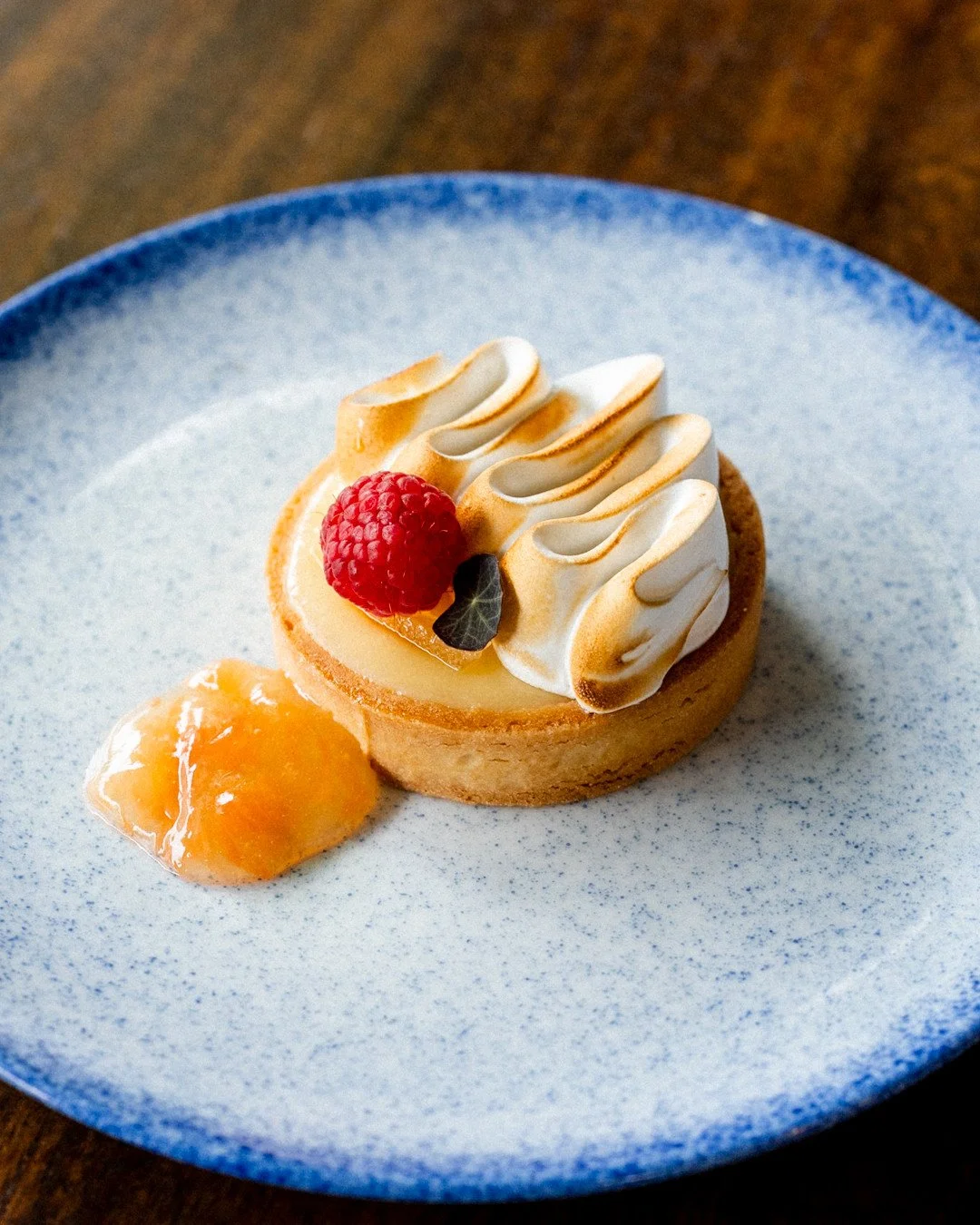 There's a reason tarte citron shows up on nearly every French menu. When it's done well, it's hard to beat.⁠
⁠
Ours: lemon curd, Italian soft meringue, citrus gel 🍋⁠
⁠
#AuComptoir #TarteCitron #Kits #West4th