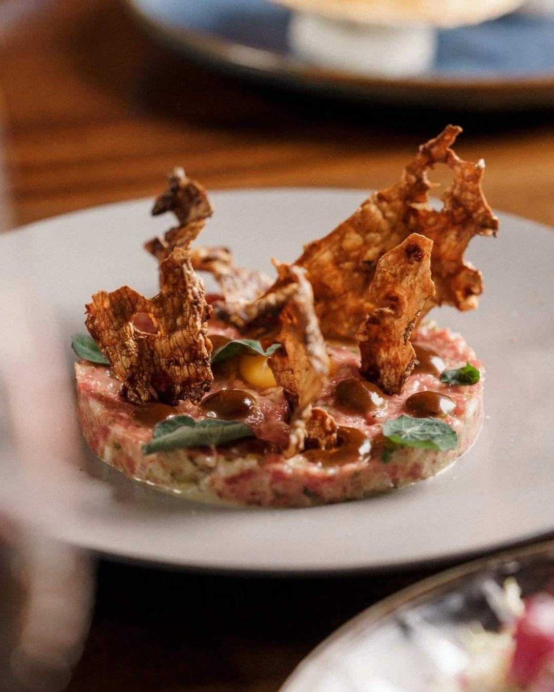 Tartare de Wagyu | wagyu beef tartare, quail egg yolk, sunchoke, black garlic aioli⁠
⁠
Loving the new whimsical plating for our new tartare. Come and enjoy the textures and flavours of fall 🍂 ⁠
⁠
#AuComptoir #WagyuTartare #SeasonalEating #Kits #West