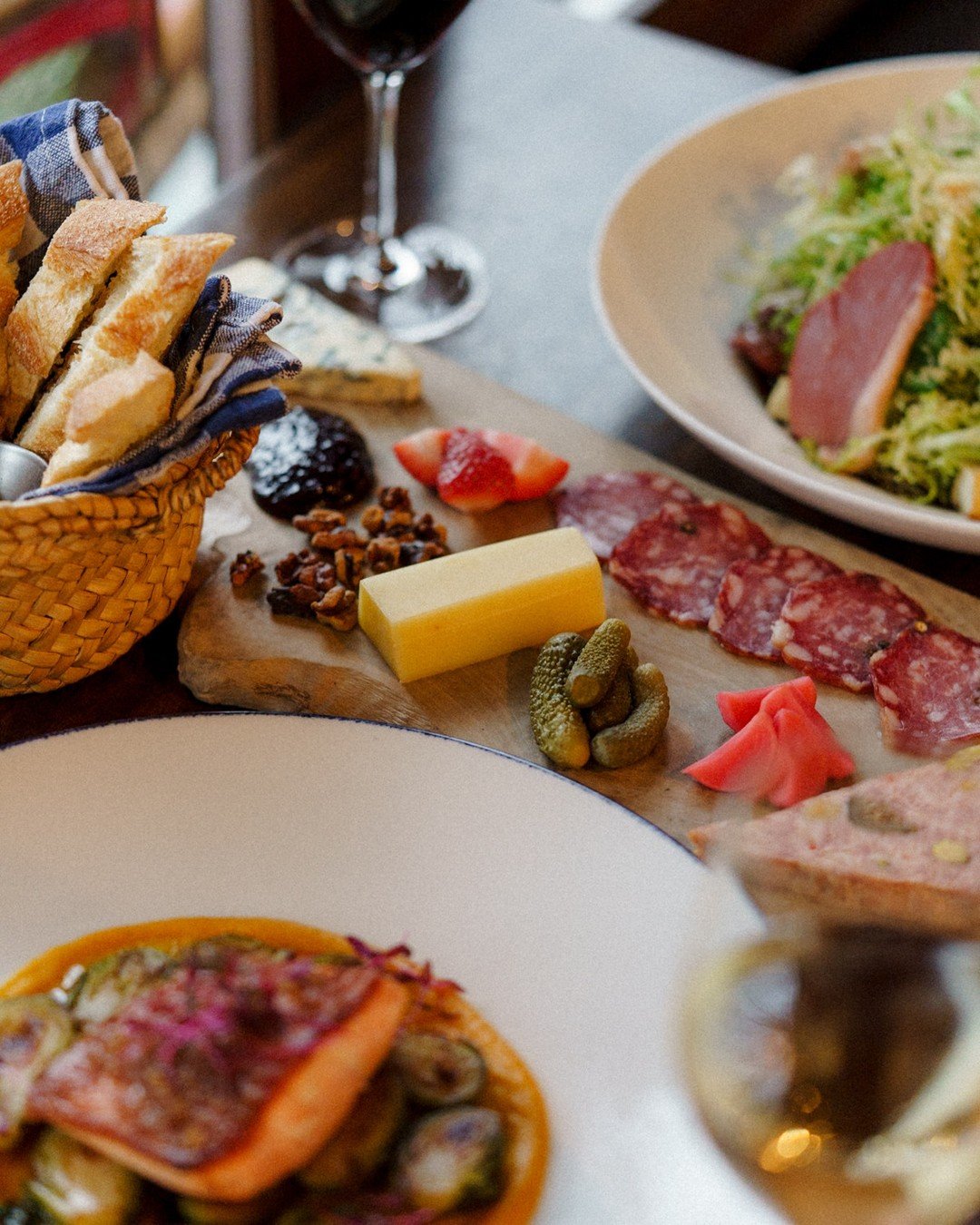 Salade de Betterave | grilled radicchio, baby beets, fris&eacute;e &amp; gem lettuce, verjus, candied pecan⁠
⠀⁠
Grilled radicchio brings bitterness, baby beets add sweetness, fris&eacute;e and gem lettuce keep it crisp. Verjus for acidity, candied pe