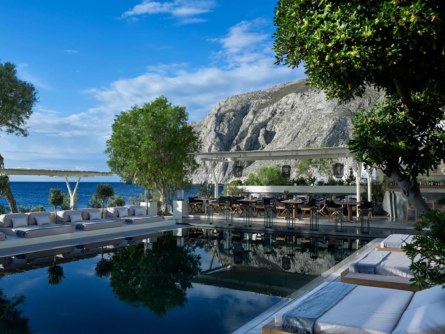 Greek hotel news 📣 @belloniasvillas is a peaceful, contemporary beach hotel on the black volcanic sands of Kamari, Santorini, Greece. Following a total room renovation, the property will open for the 2026 season with a sleek, refined new design.

Na