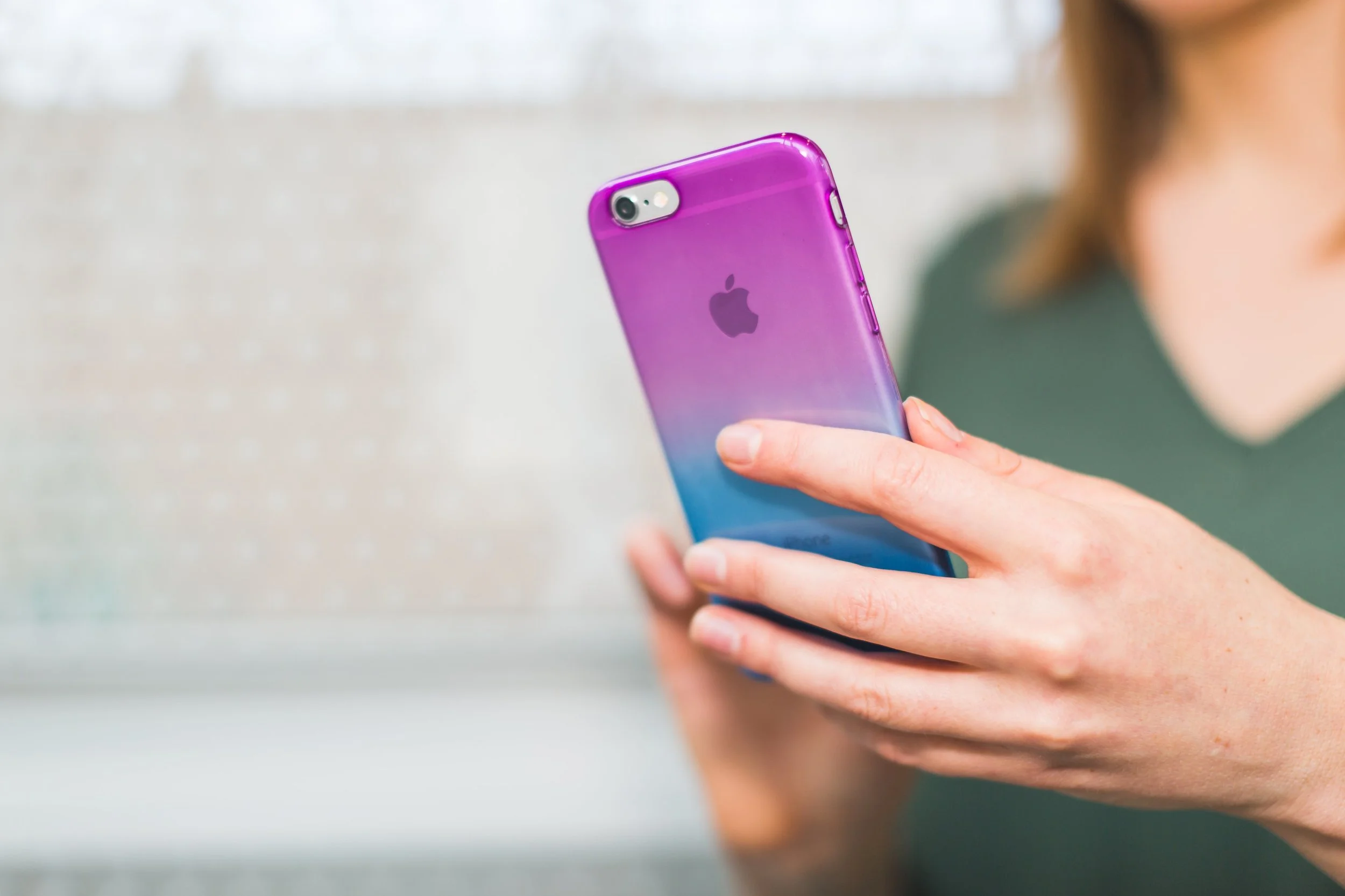 woman-texting-gradient-iphone.jpg