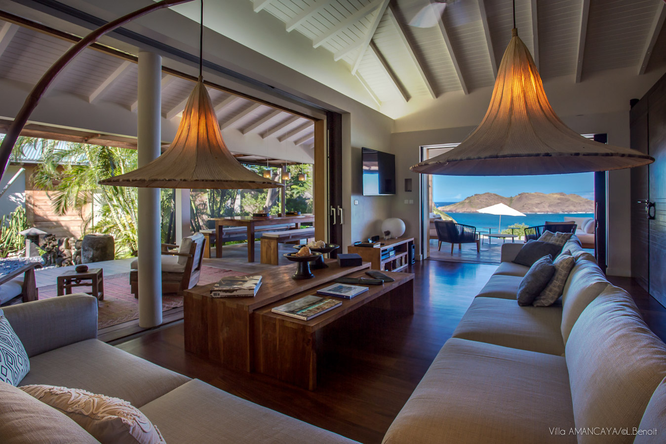 ideal_st_barth_villas_amancaya_canapé_vue_salon.jpg