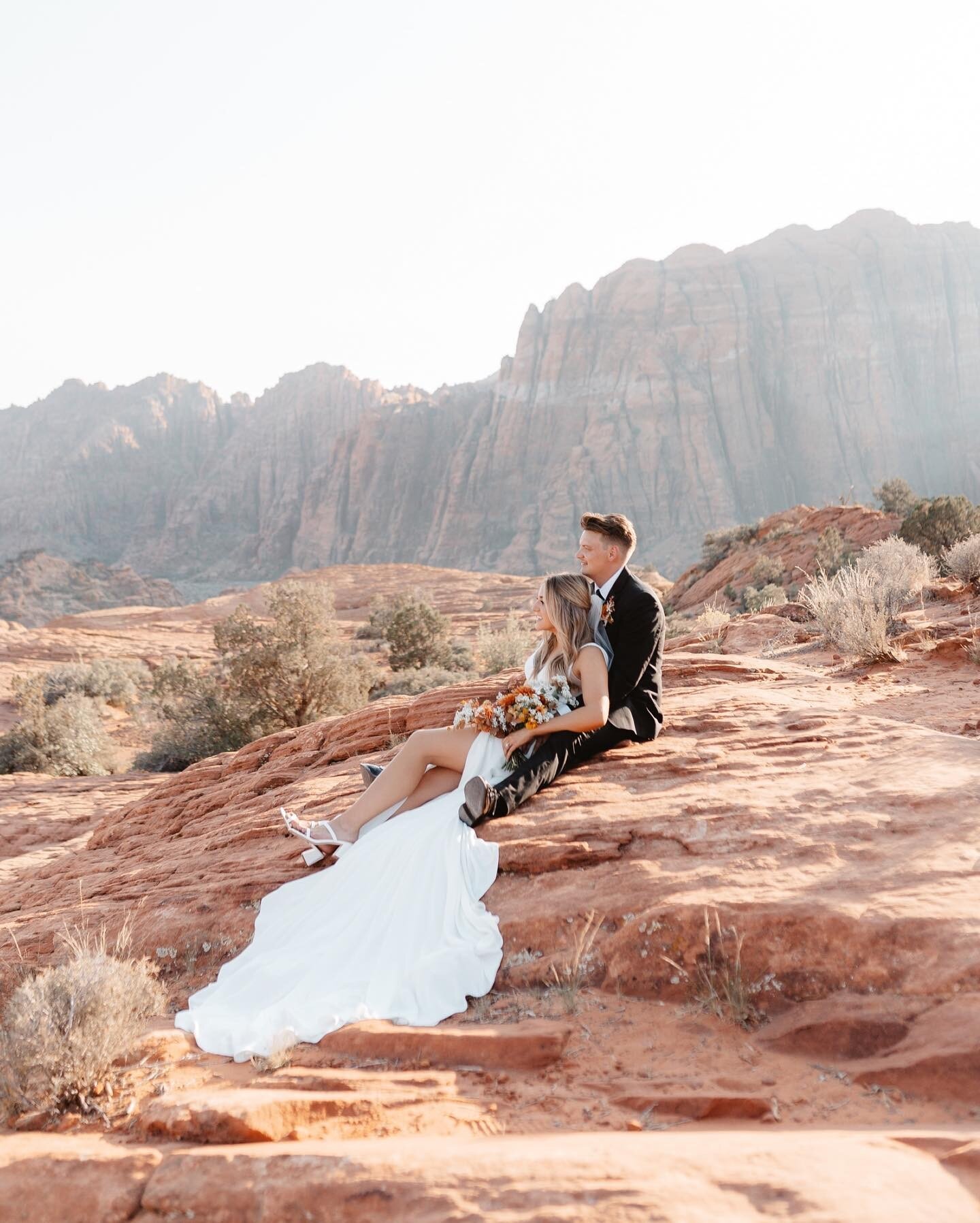 Still dying over this red rock elopement! ✨ These two took full advantage of the beauty and benefits of having an intimate wedding&mdash; dreamy location, relaxed timeline and celebrating with all of the people who matter most.&hearts;️

If you&rsquo