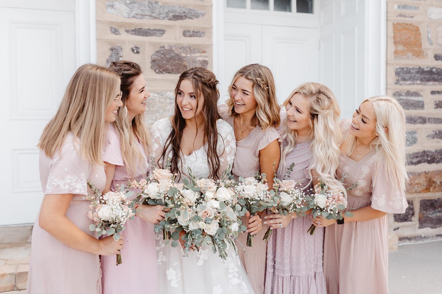 What is one way to make your wedding look high-end? FLOWERS! 🌸🌼 Having lots of flowers in bouquets, centerpieces and other decor can make any wedding look luxurious and very photogenic. 💗