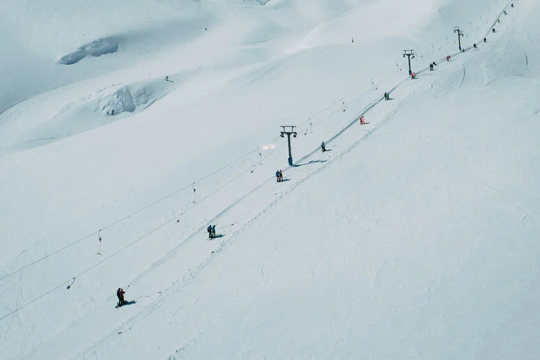 Skiing-in-New-Zealand-Clubbies.jpg