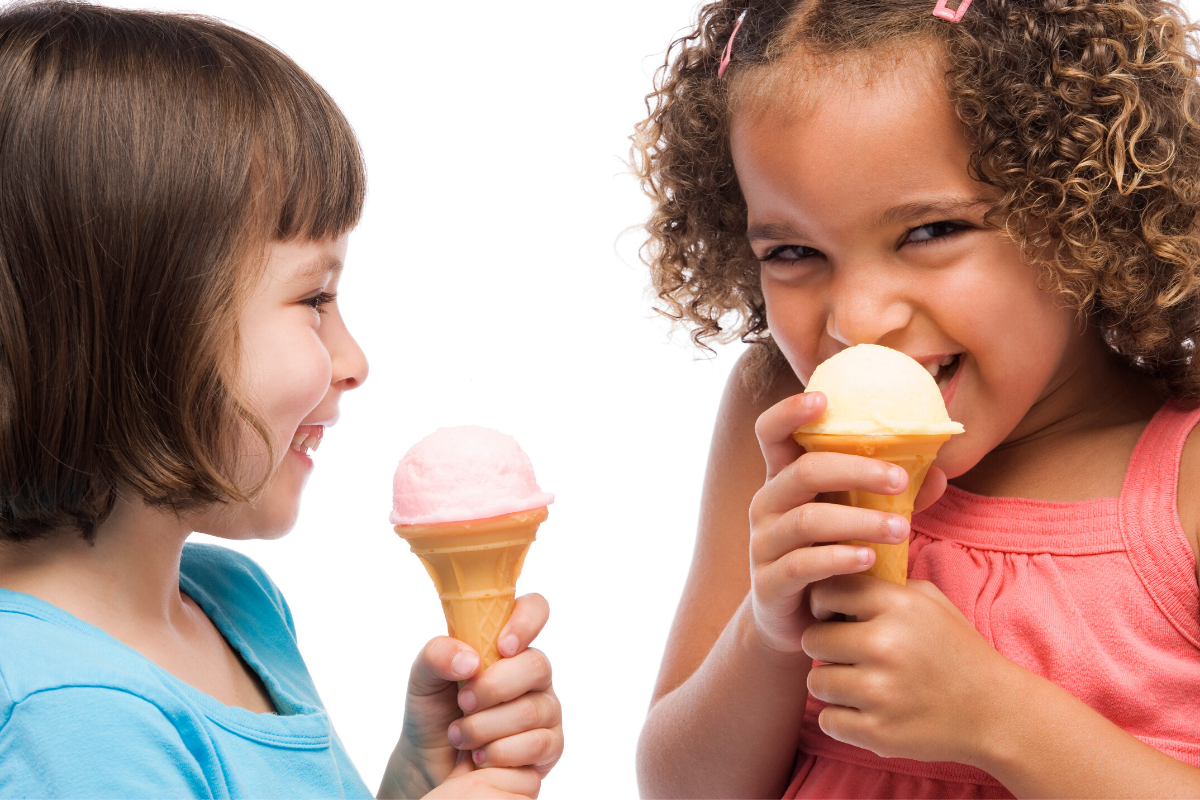 Ребенок с мороженым. Мороженое любимое лакомство детей и взрослых. Кушать мороженое. Взрослый с мороженым.