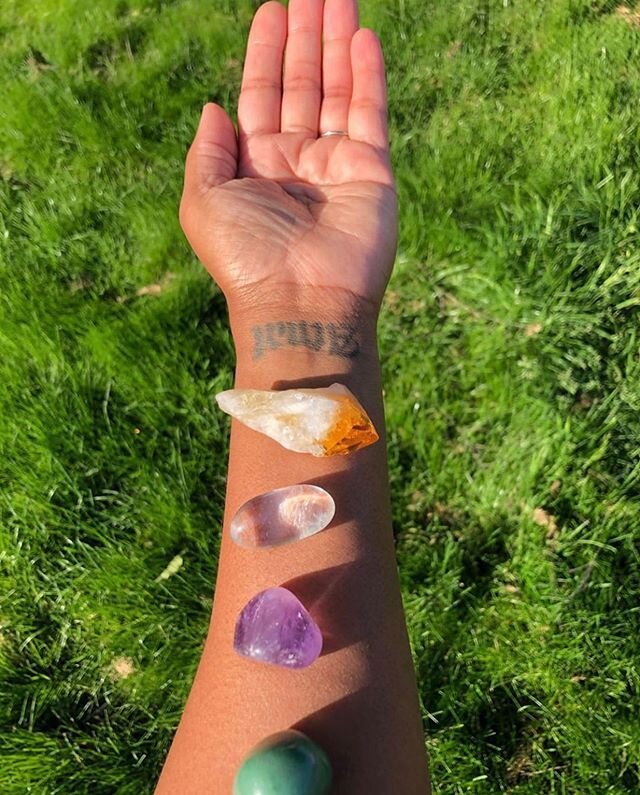 Who else is charging their crystals in this summer solstice sun? 🙋🏽&zwj;♀️ 📸 @runwithjas