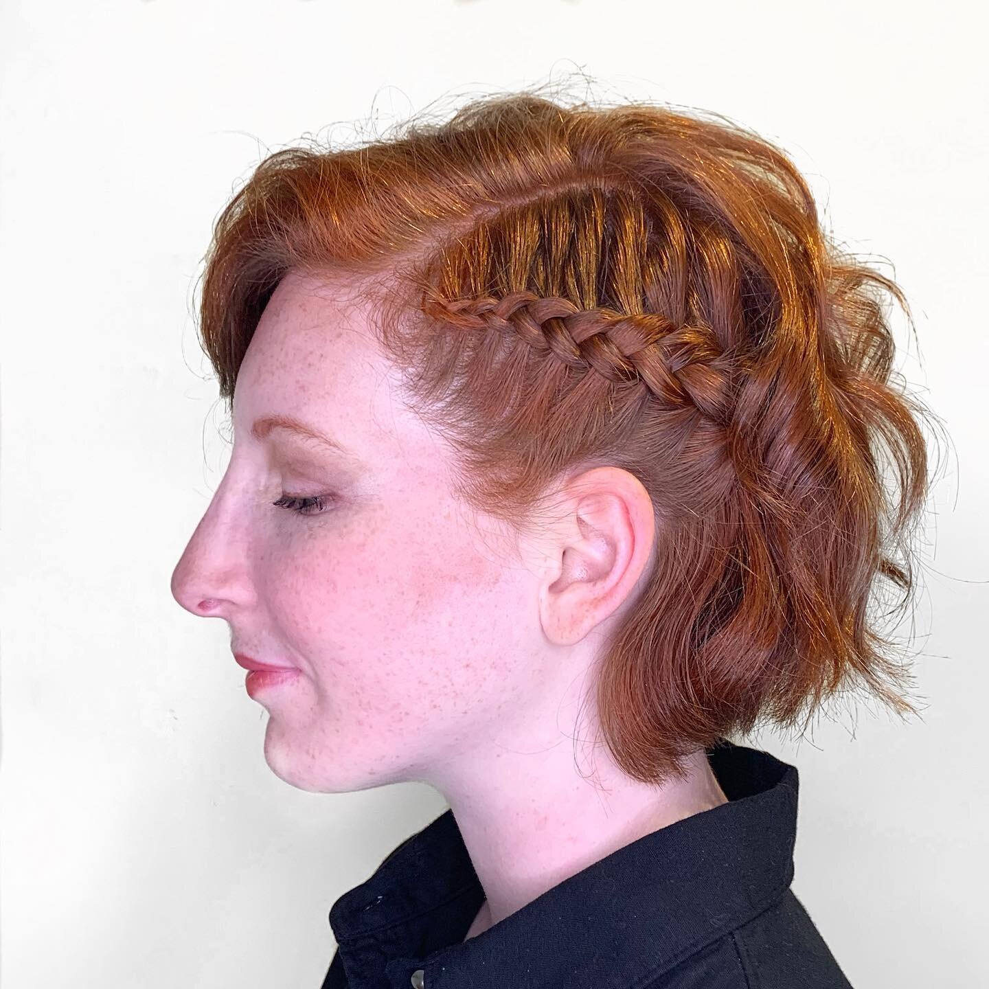 Hair by Nevis. Add your personality to your special day! We love this natural look on a beautiful bride 👰‍♀️
Book your wedding consultation by calling 312.951.5338 📞🔔
#braiding #waves #redhair #weddingday #weddinghair #chicagomakeup #chicag