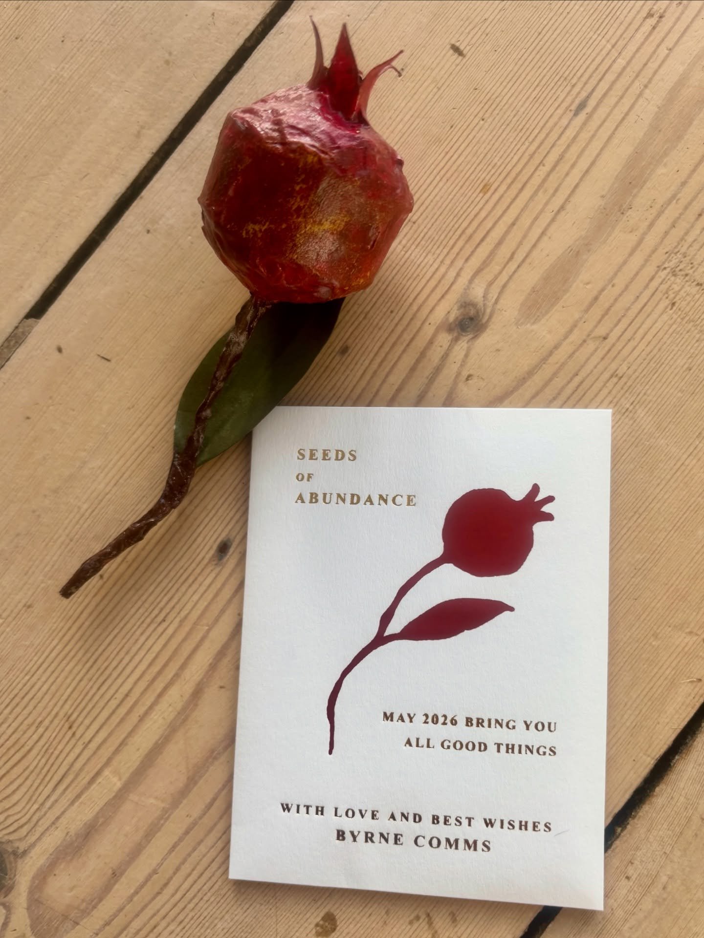 &lsquo;May 2026 bring you all good things&rsquo; &hellip; &hearts;️
Pomegranate &lsquo;seeds of abundance&rsquo; in handmade foiled &amp; finished packets by Cat @keep.collect.  A professional book and box maker since graduating from @goldsmithsuol i