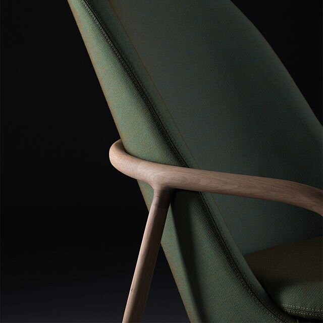 The elegant #reddotaward winning Neva chair from @regular.company . ⁠
@reddotaward_productdesign #awardwinner #designaward #furniture #furnituredesign #chair #productdesign #designinspiration #industrialdesign #id #design #designdetails #details #cmf