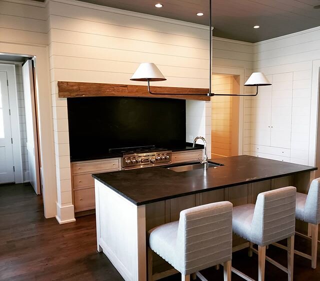 Happy Friday!  We hope everyone has a pleasant and safe weekend.
#kitchendesign #cabinets #barndoor #reclaimed #island #customhome