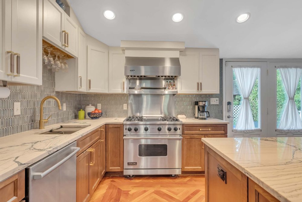Ocean bath and kitchen