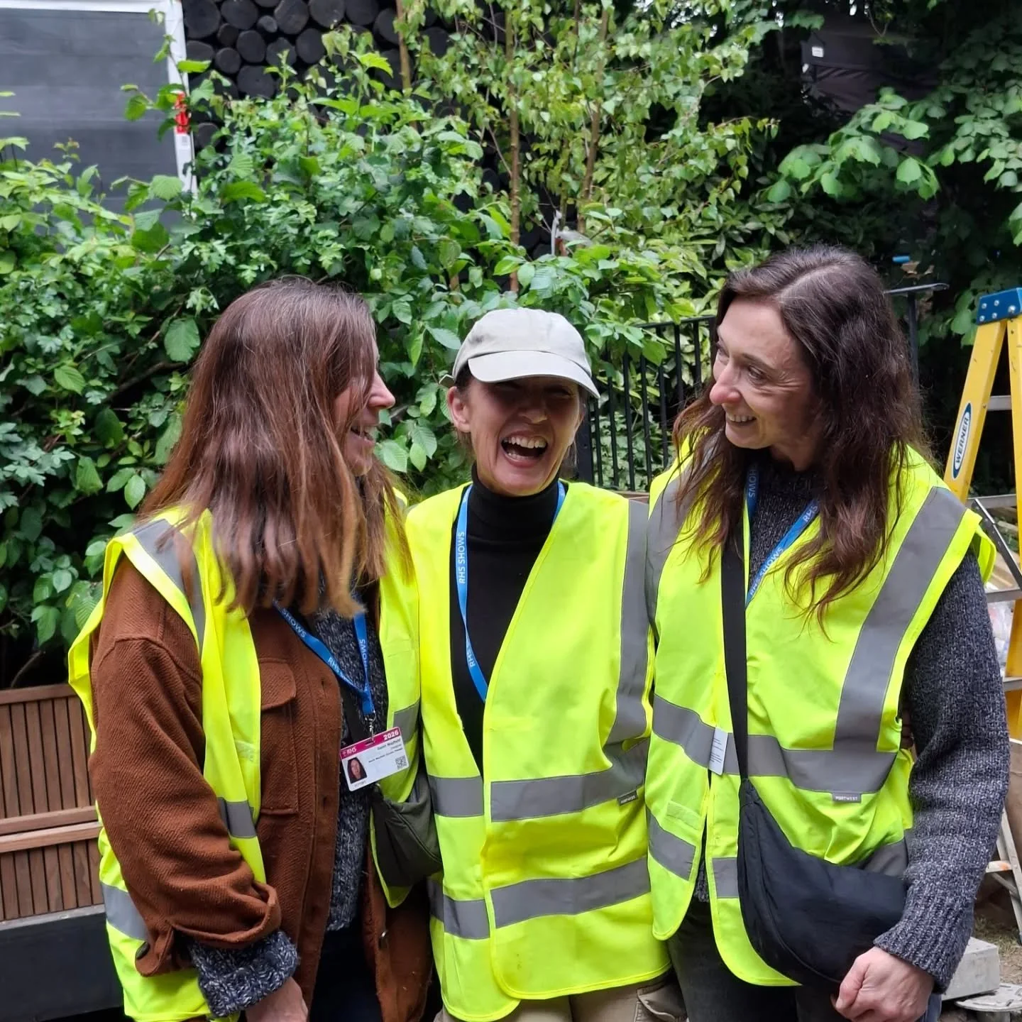 What an absolute privilege and pleasure to work with these wonderful people! Thankyou for the opportunity and for the energy! @gablegreendesign @sarahmayfielddesigns @hedgerowinthesky @cobhamcourtlandscaping @dragonfliesandlavender @wildflowerconserv