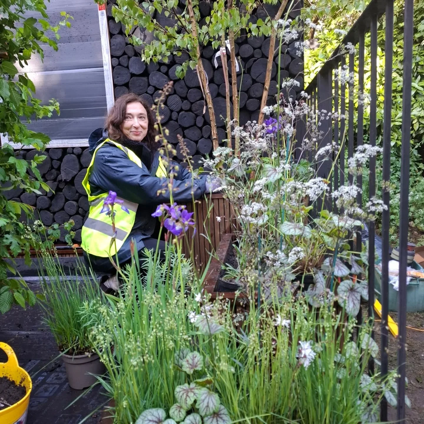 A Chelsea Flower Show build is never without it's bumps along the road....iykyk.... starting come together nicely today. Thanks for inviting me to be a part of the journey @gablegreendesign . So lovely to meet all concerned on and off IG! @sarahmayfi