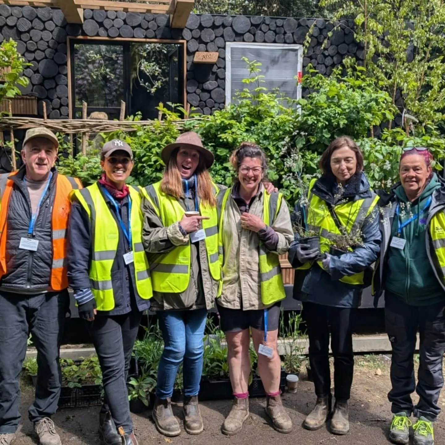 How to sum my experience with @hedgerowinthesky at Chelsea? People....new friends and connections, community spirit during build-up, help, love and support! Oh and the love and the joy from the hundreds of visitors,  gorgeous people loving and being 