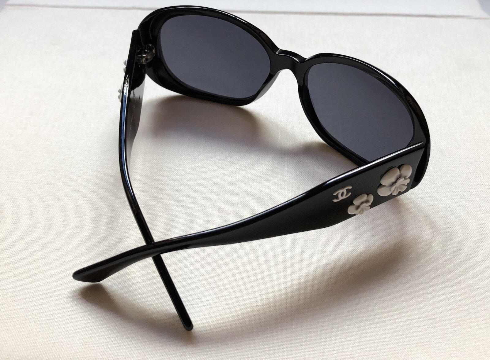 CHANEL Camellia sunglasses and case Chanel Camellia CC Sunglasses 5111 Black 1648542 – FASHIONPHILE main image 2