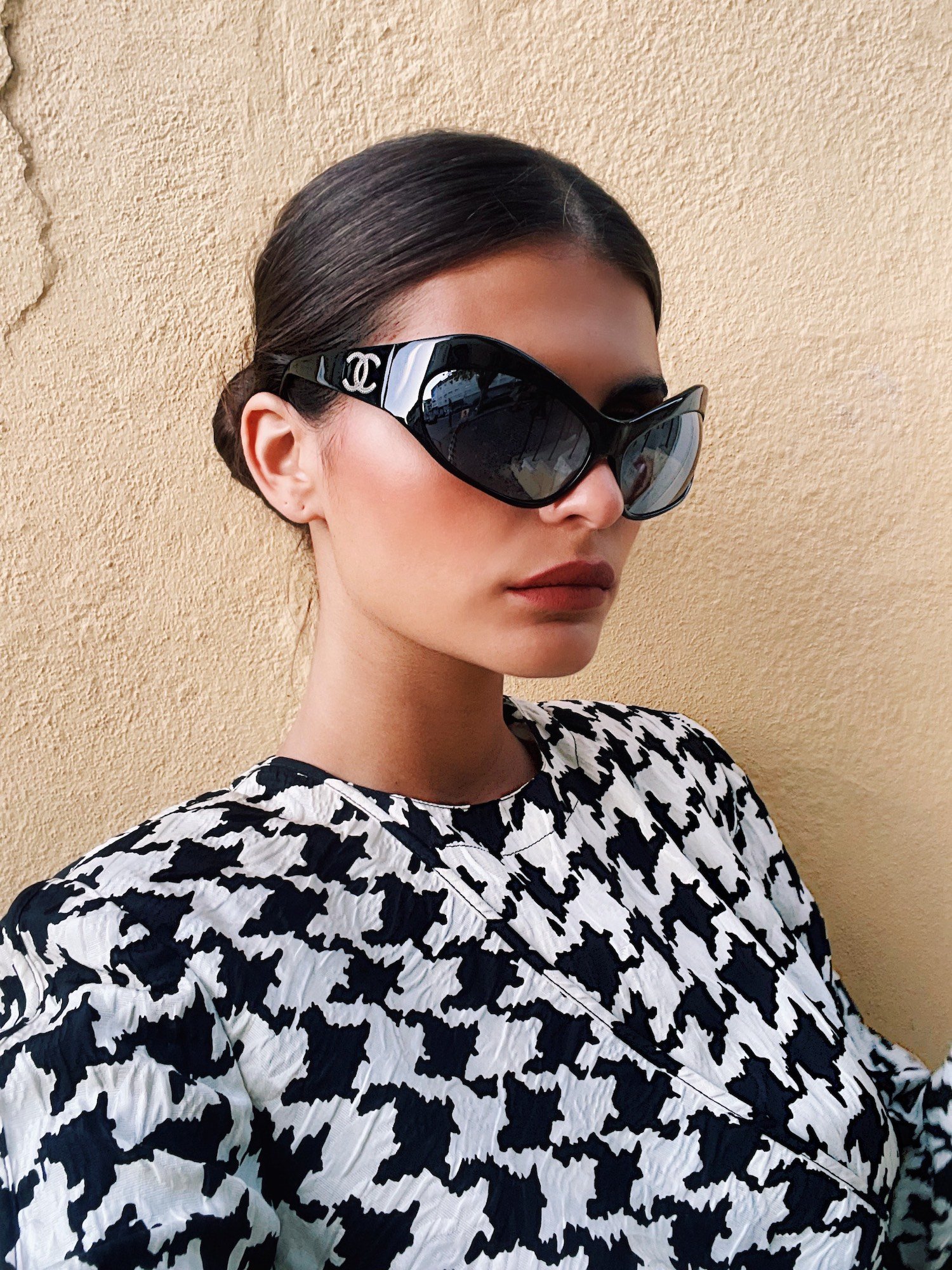 Chanel Cat Eye Oversized Black Sunglasses — Mia Luxury Vintage display picture 1