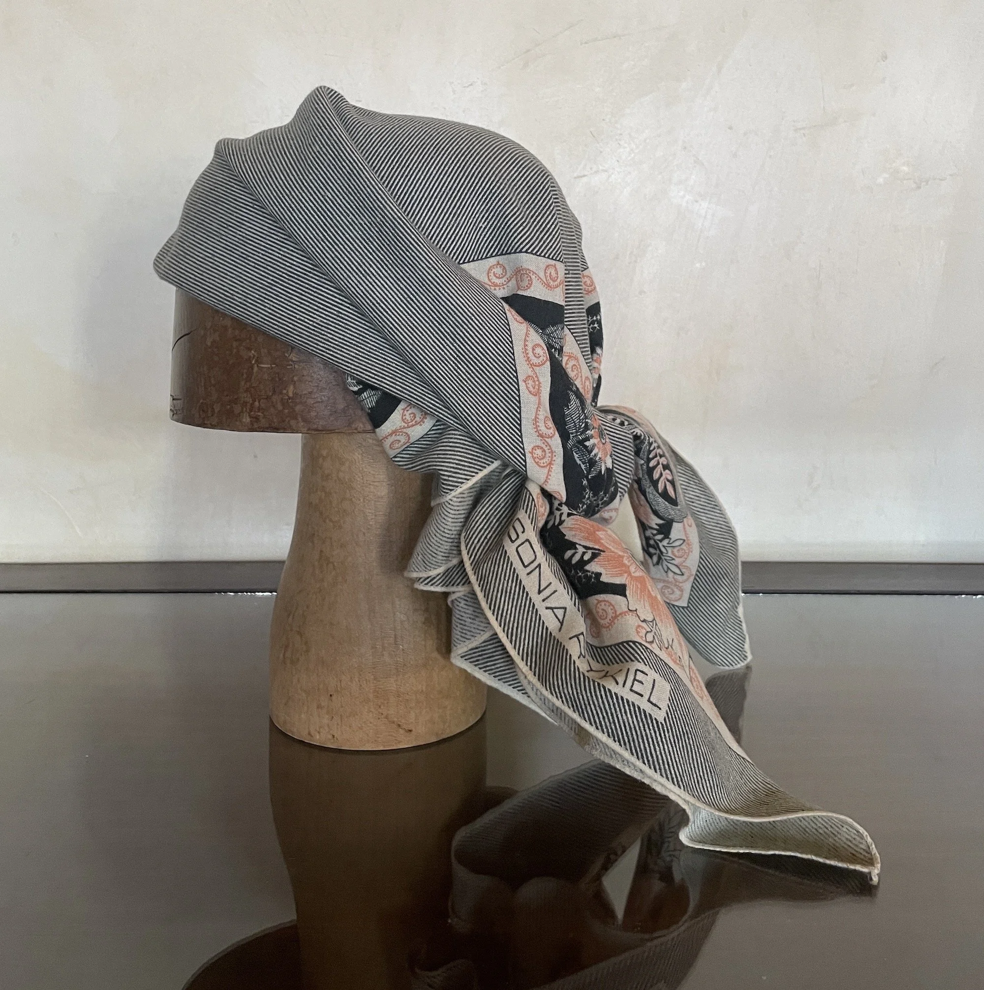 Foulard SONIA RYKIEL Vintage En Coton - Dimensions 70x73 Cm - Couleur Rose Et Blanc - Occasion Légèrement Losange