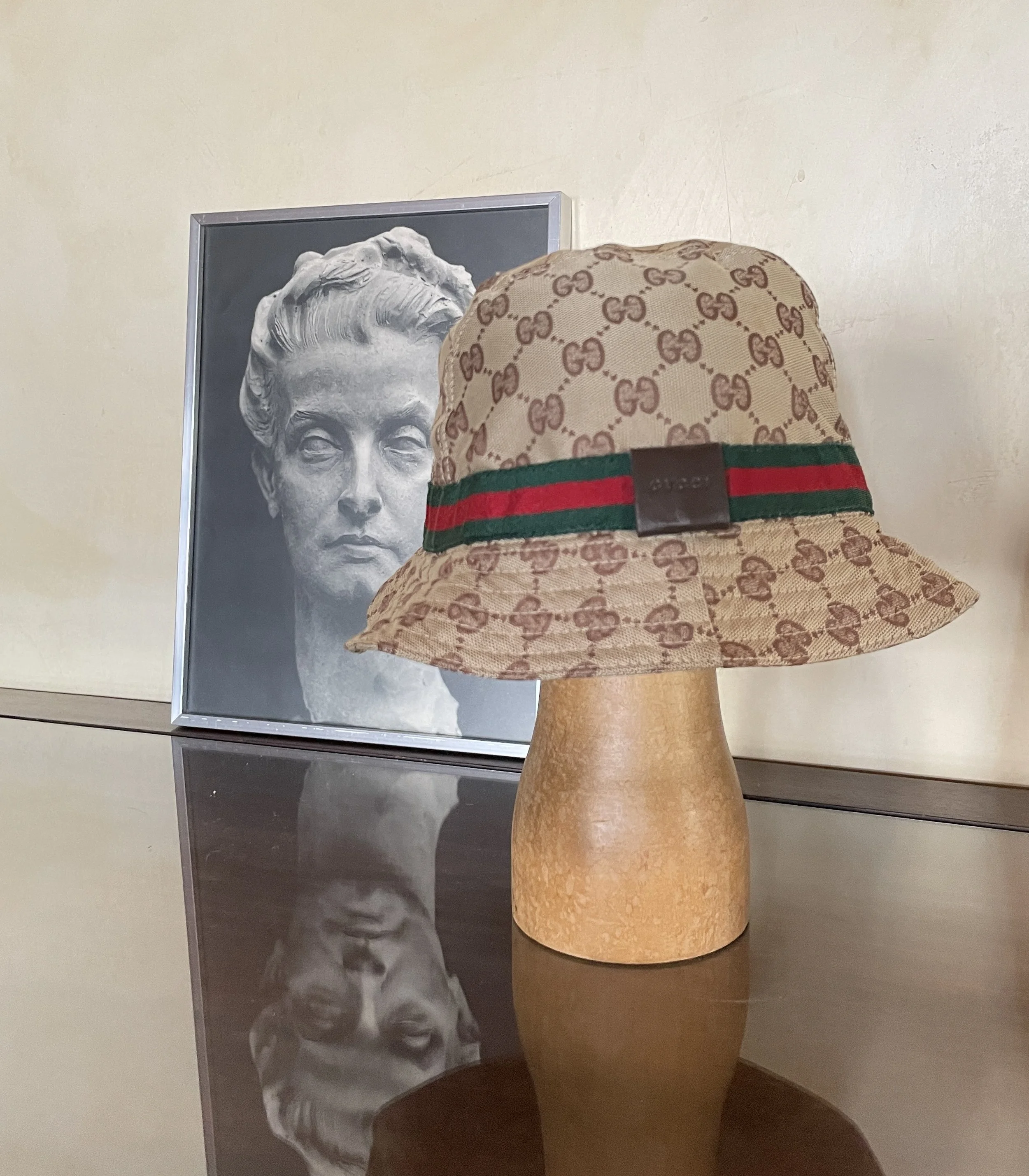 Authentic Gucci bucket hat worn one time Gucci - GG reversible bucket hat Gucci main image 2