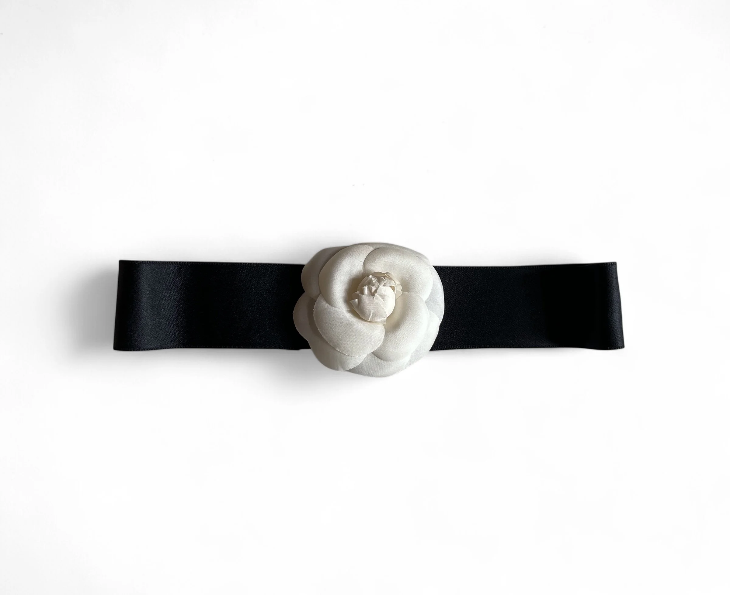 Chanel Black Satin White Camellia Headband — Mia Luxury Vintage display picture 1