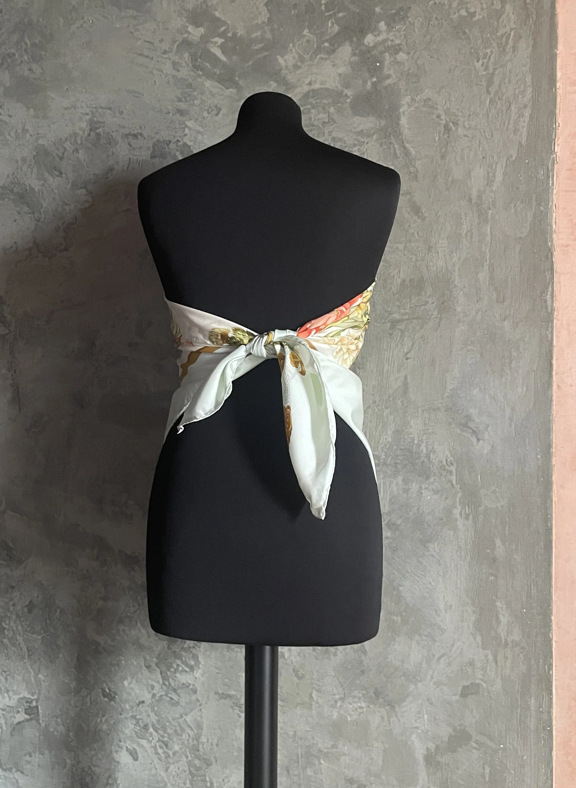 Hermès Vintage Carré “Régina"