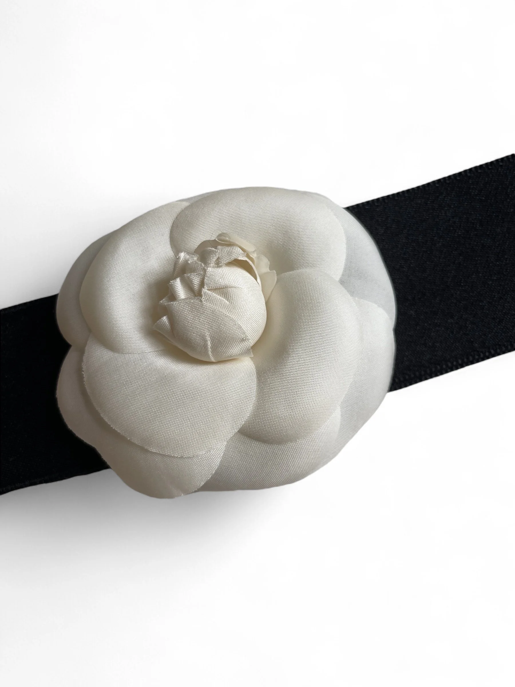Chanel Black Satin White Camellia Headband — Mia Luxury Vintage display picture 2