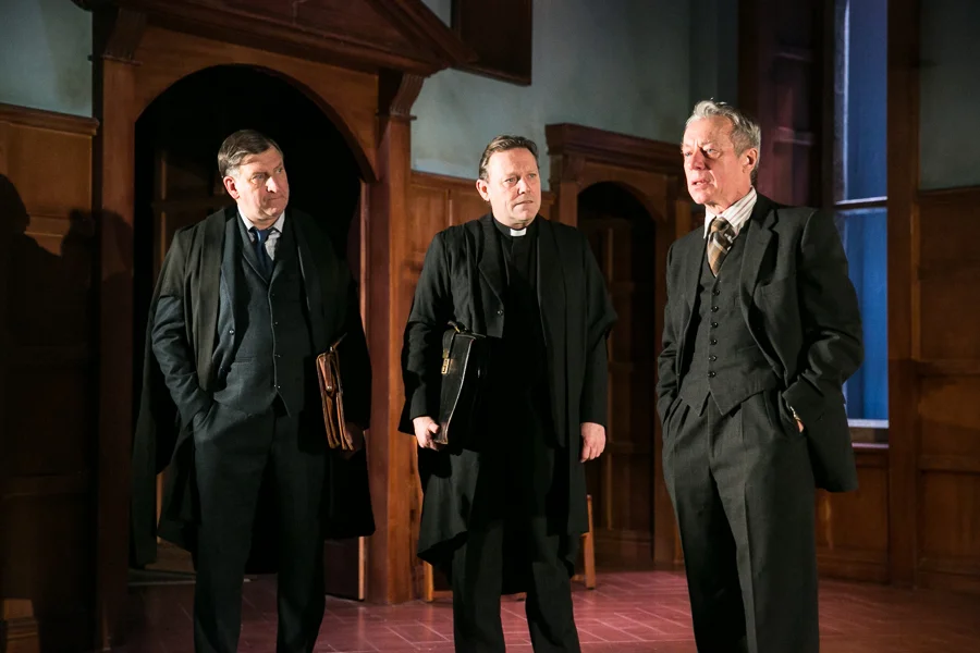 shadowlands-uk-theatre-tour-2016-photos 31