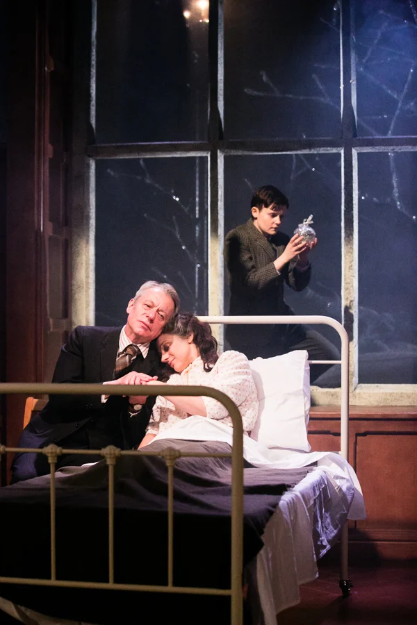 shadowlands-uk-theatre-tour-2016-photos 40