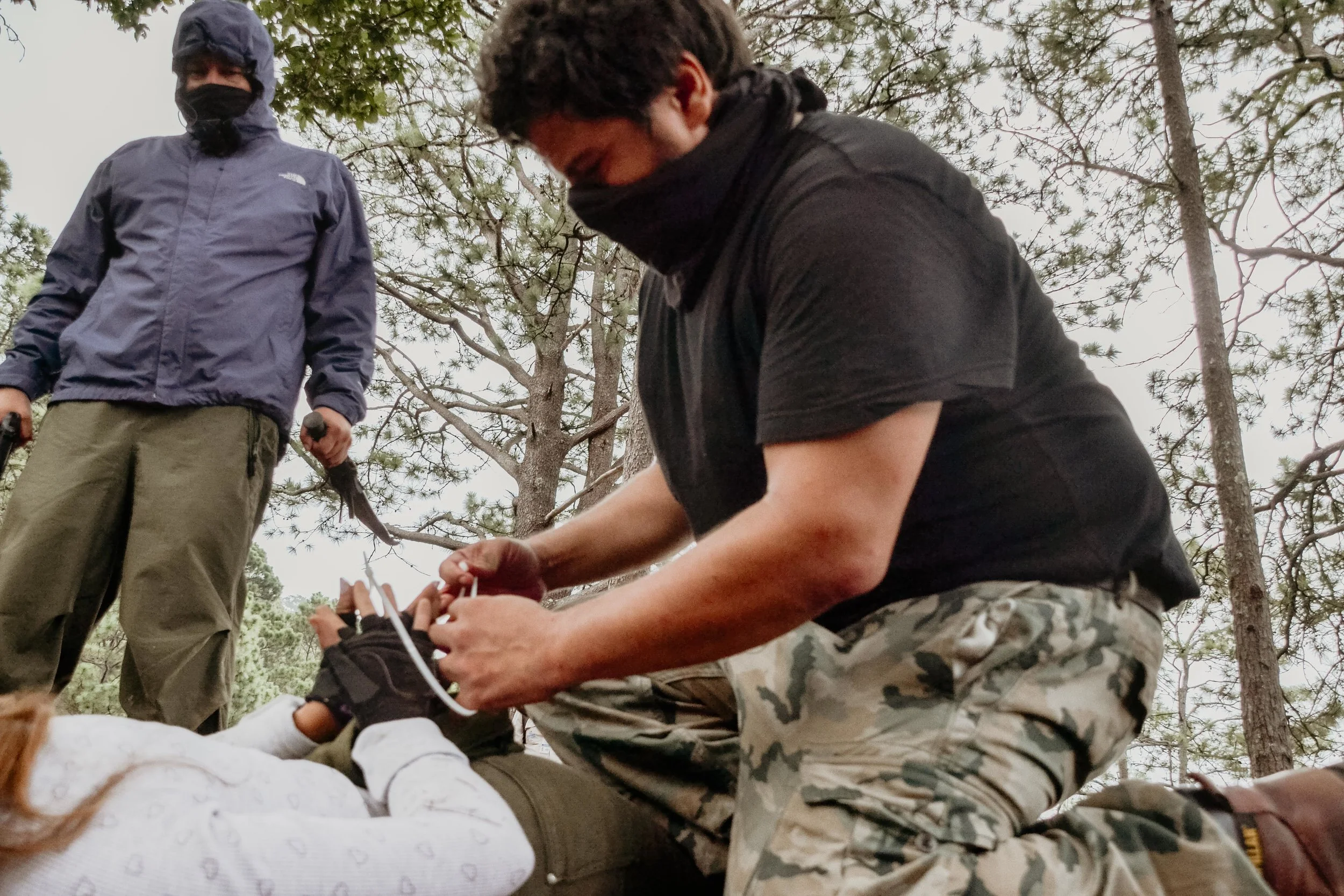Captura de reportera en bosque