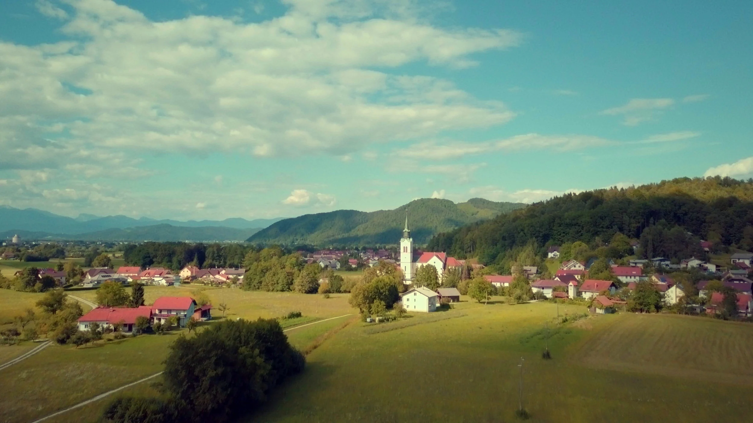 Video: Sostro med nebom in zemljo