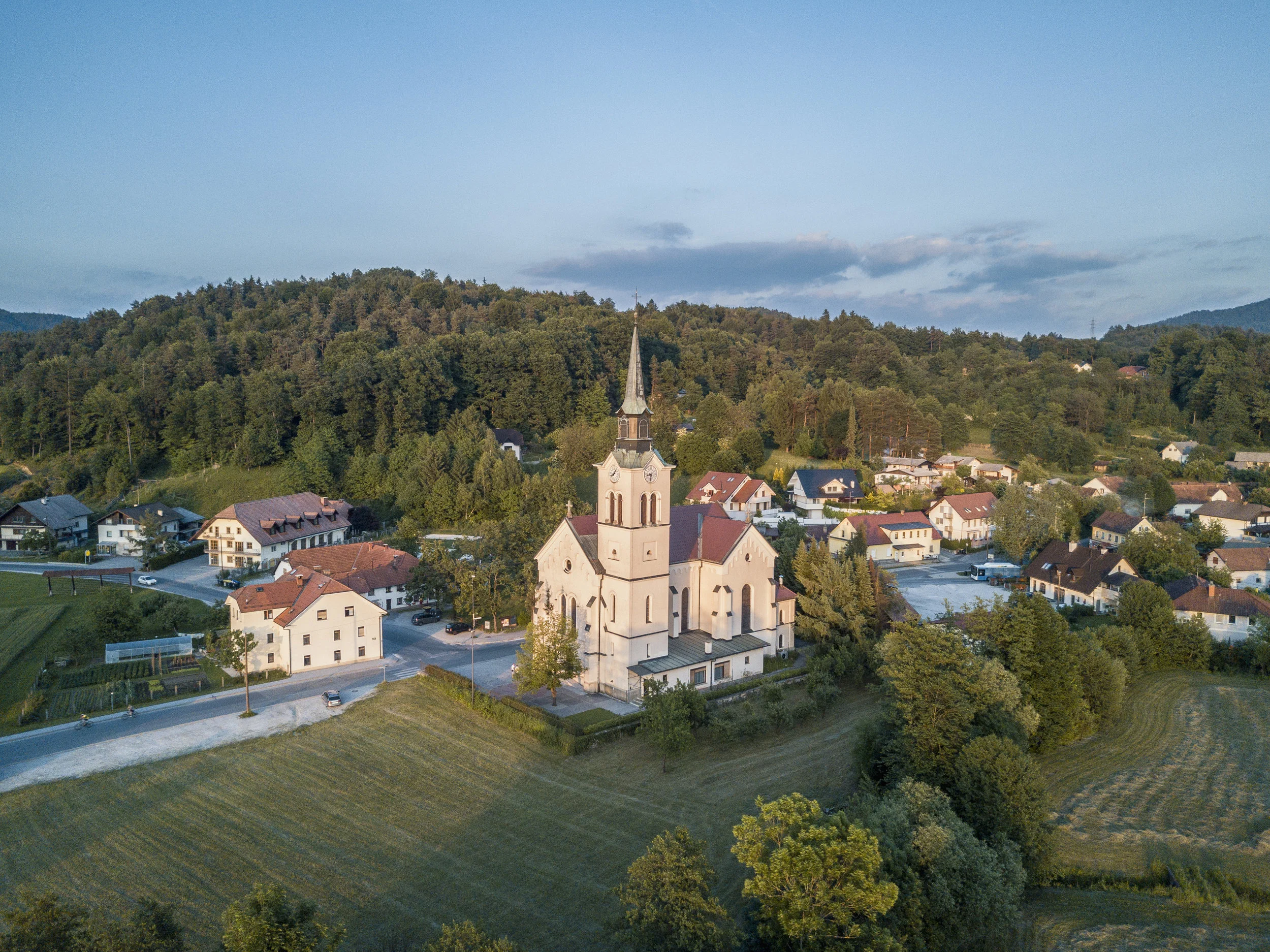 Spored svetih maš in uradnih ur v juliju in avgustu
