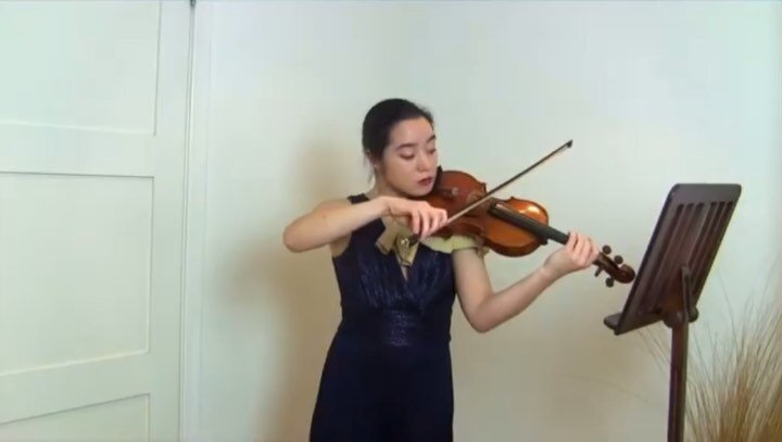 Watch fellow @curtisinstitute student @emmameinrenken shred my &lsquo;Fantasia No. IV for solo Violin&rsquo; 😍🎻

Check out the full performance on YouTube 👉🏻 link in bio 🎵 #curtis #curtisinstituteofmusic #curtiscomposers #strings #violinsolo