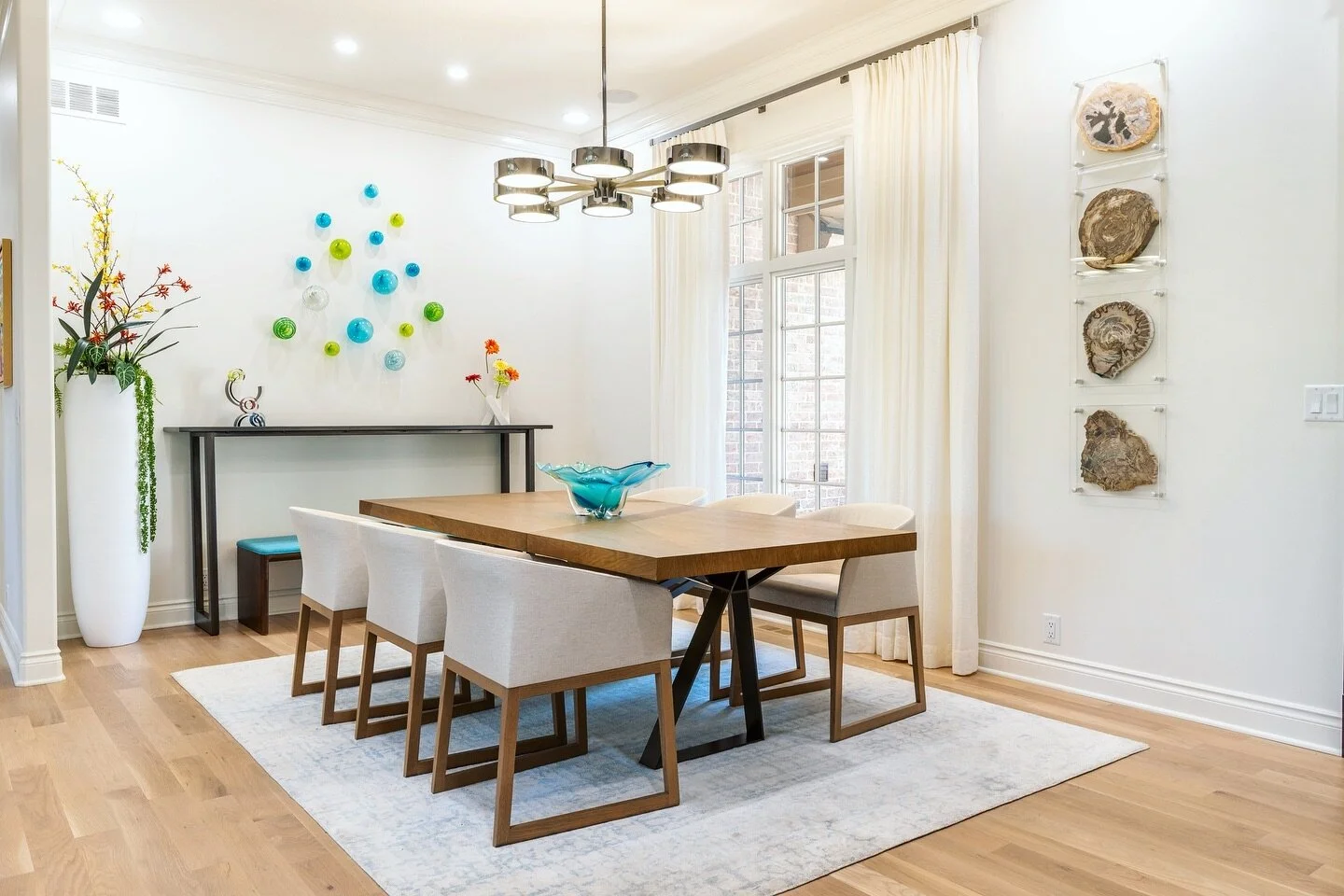 ✨Are you getting your dining room all dressed up for the holidays?! We love the simple modernity of this space! What is your favorite style this year?! 🎄