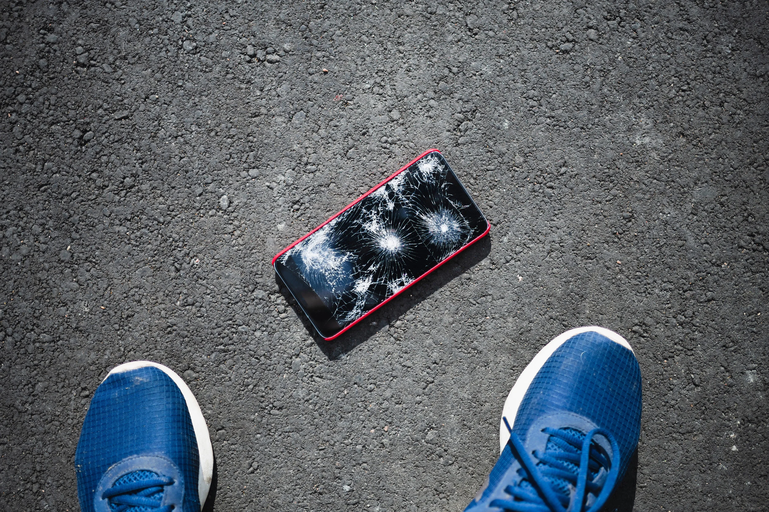 smartphone-with-broken-screen-7E82K9R.jpg