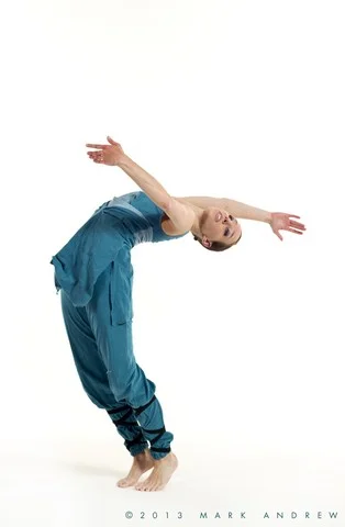 Kelly tobi back cambre.jpg